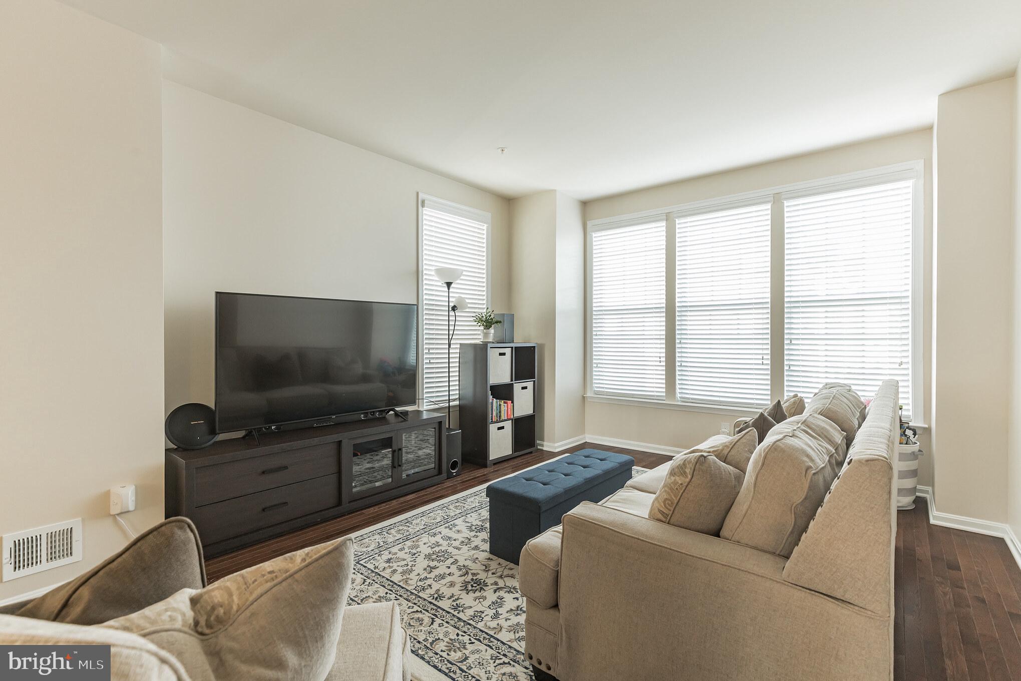 9520 Smithview Place Glenarden, MD 20706 - Photo 14 of 33 alternate view living