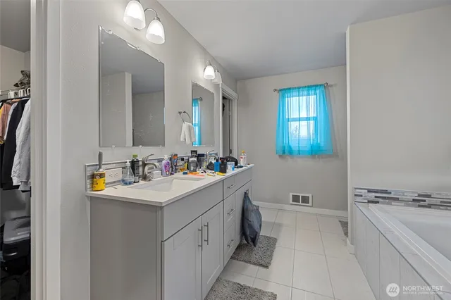 $629,000 | 1400 East Whidbey Avenue, Oak Harbor, WA 98277