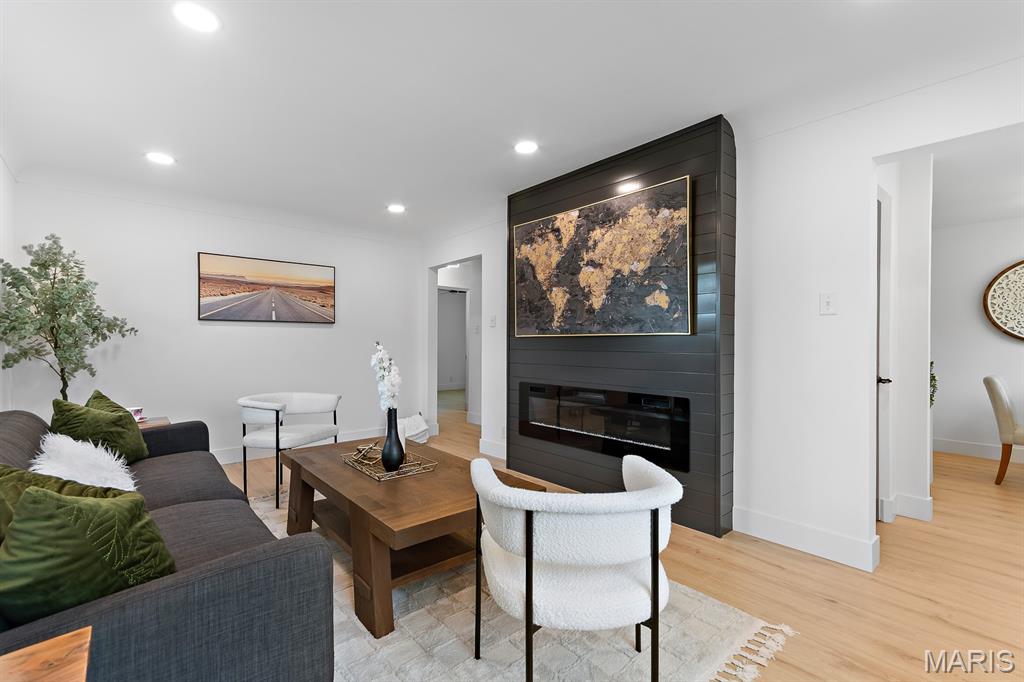8533 MacKenzie Road St. Louis, MO 63123 - Photo 4 of 19 Gallery Image 4
