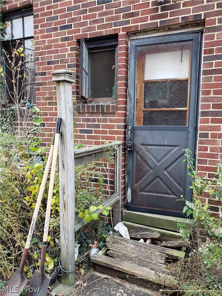 17909 Maplecliff Road Cleveland, OH 44119 - Photo 17 of 21 Side entry