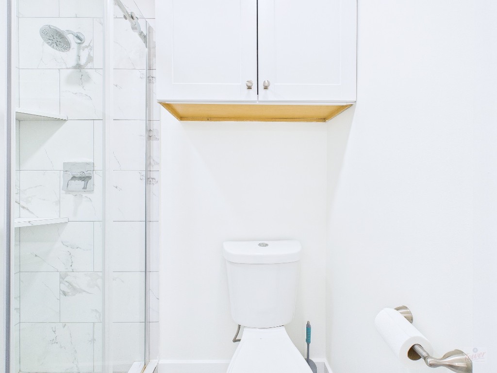 2216 San Gabriel Street, Unit 305 Austin, TX 78705 - Photo 20 of 38 a bathroom with a sink and a tub