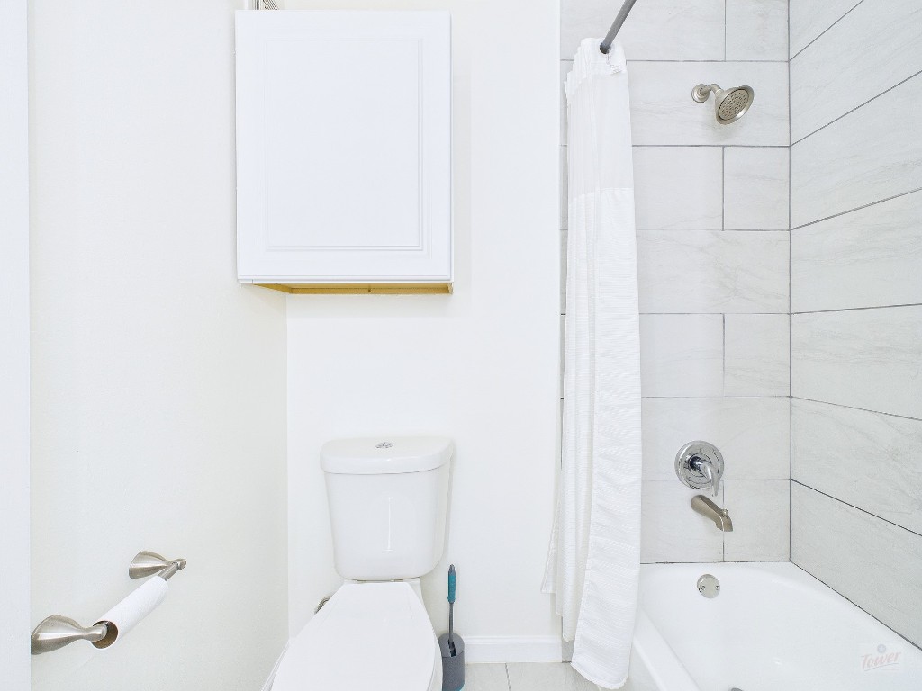 2216 San Gabriel Street, Unit 305 Austin, TX 78705 - Photo 32 of 38 a bathroom with a toilet and a bathtub