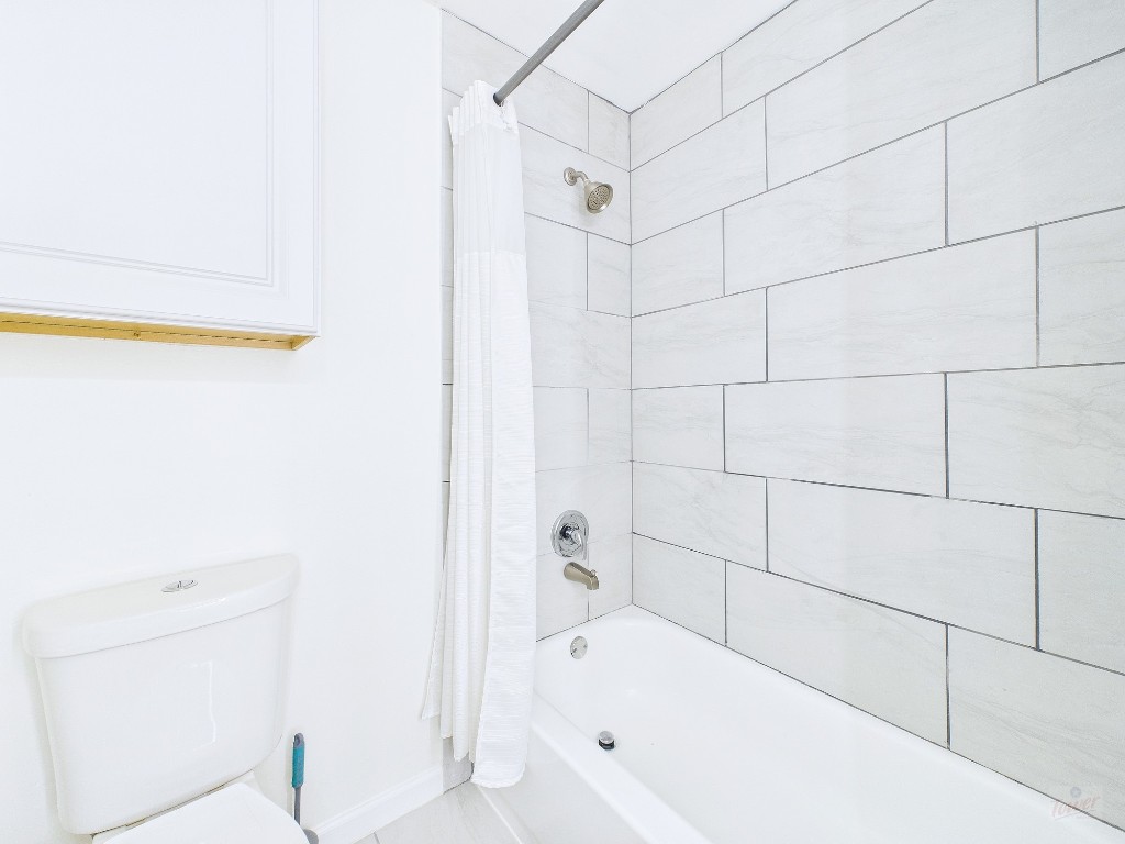 2216 San Gabriel Street, Unit 305 Austin, TX 78705 - Photo 33 of 38 a bathroom with a bathtub