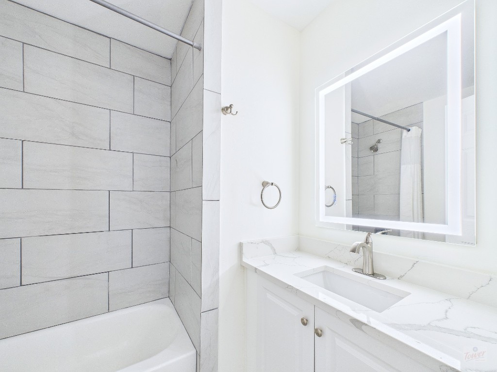 2216 San Gabriel Street, Unit 305 Austin, TX 78705 - Photo 34 of 38 a bathroom with a bathtub and a sink