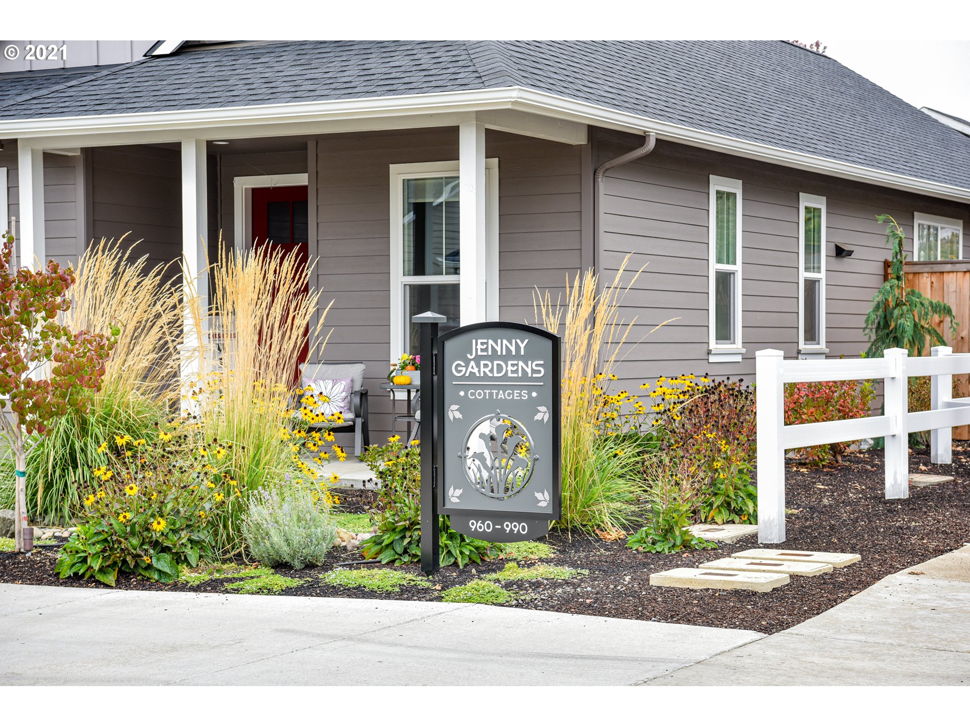 978 South 47th Street Springfield, OR 97478 - Photo 3 of 32 a front view of a house with garden