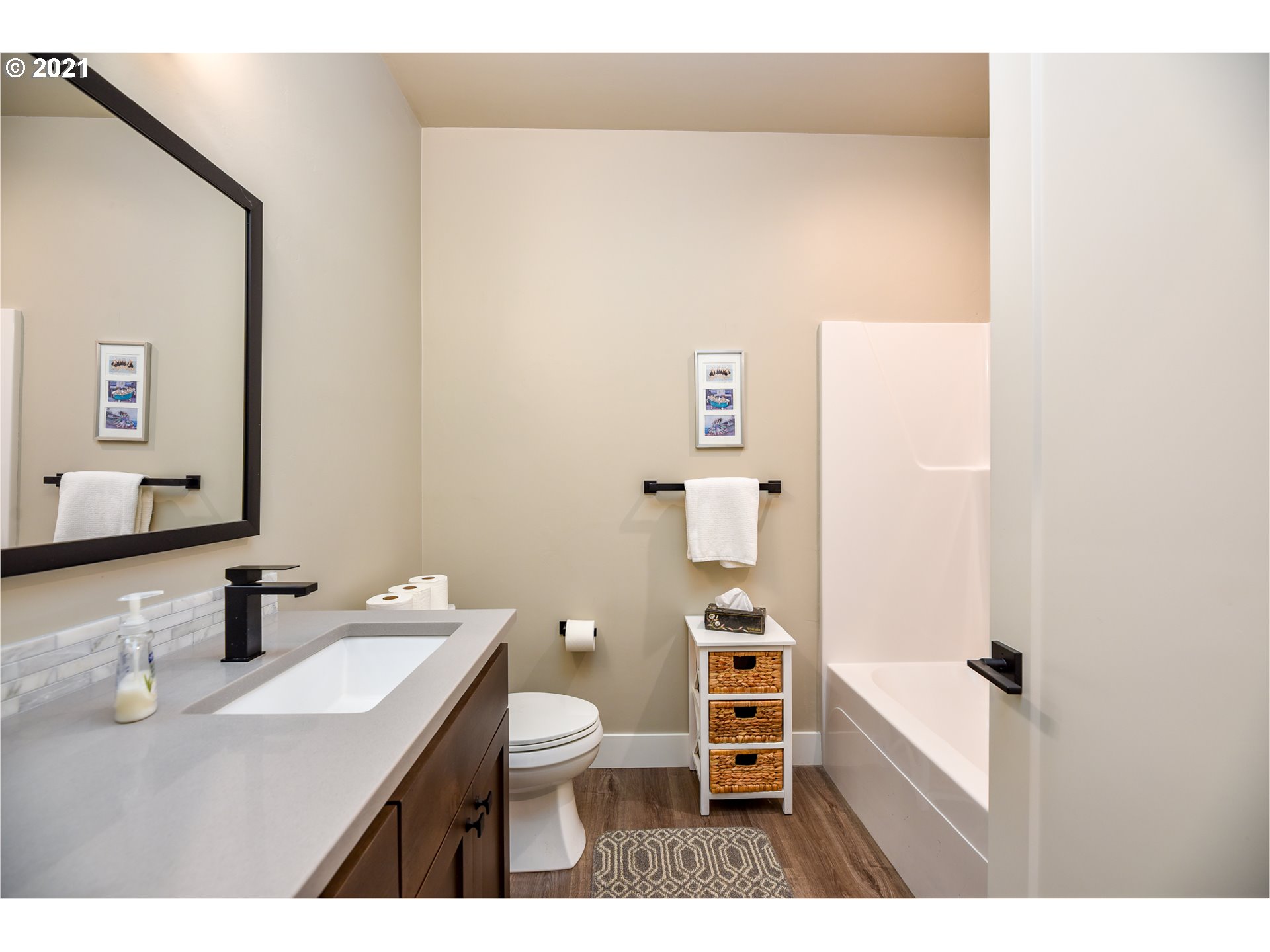 978 South 47th Street Springfield, OR 97478 - Photo 23 of 32 a bathroom with a sink toilet and mirror