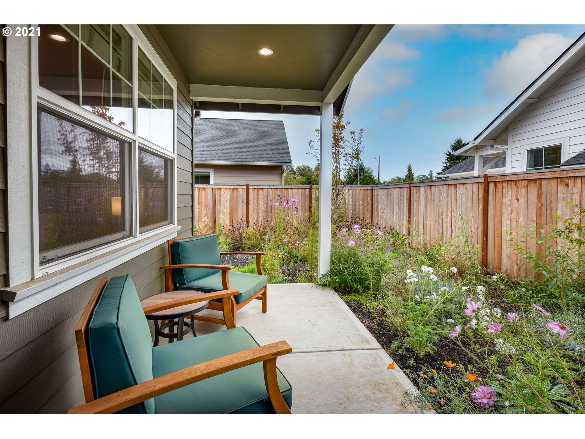 978 South 47th Street Springfield, OR 97478 - Photo 29 of 32 a view of a chairs and table in the back yard of the house