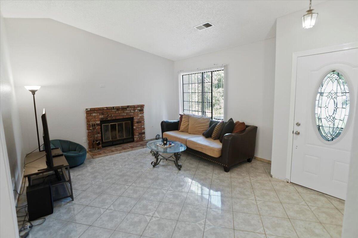 112 Horizon Road Palmdale, CA 93550 - Photo 3 of 14 02-Living