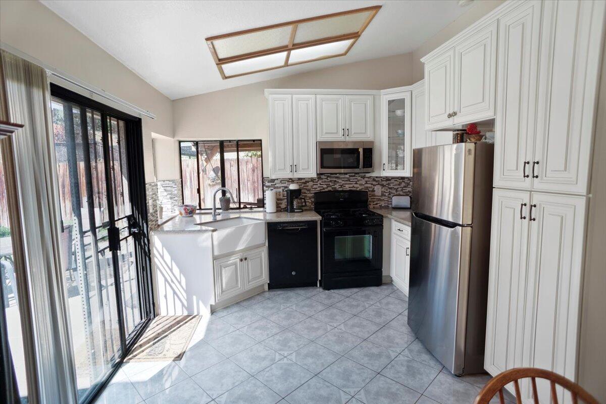 112 Horizon Road Palmdale, CA 93550 - Photo 5 of 14 04-Kitchen from Dining