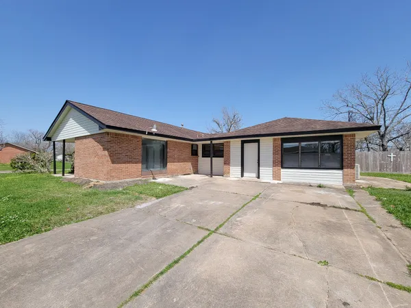 $1,850 | 133 South Yaupon Street, Lake Jackson, TX 77566