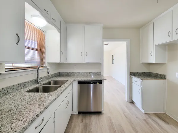 $1,850 | 133 South Yaupon Street, Lake Jackson, TX 77566