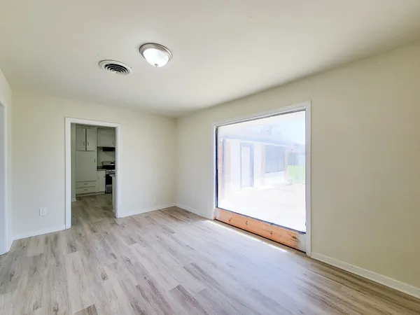 $1,850 | 133 South Yaupon Street, Lake Jackson, TX 77566