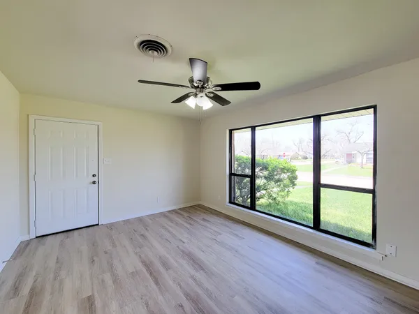 $1,850 | 133 South Yaupon Street, Lake Jackson, TX 77566