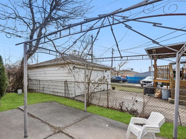 a view of a backyard