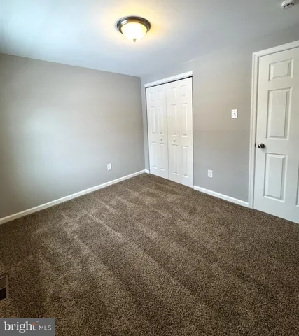 en empty room with windows and closet