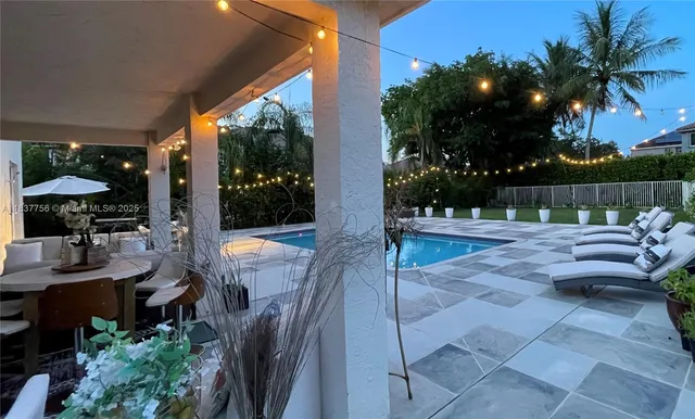 a view of a backyard