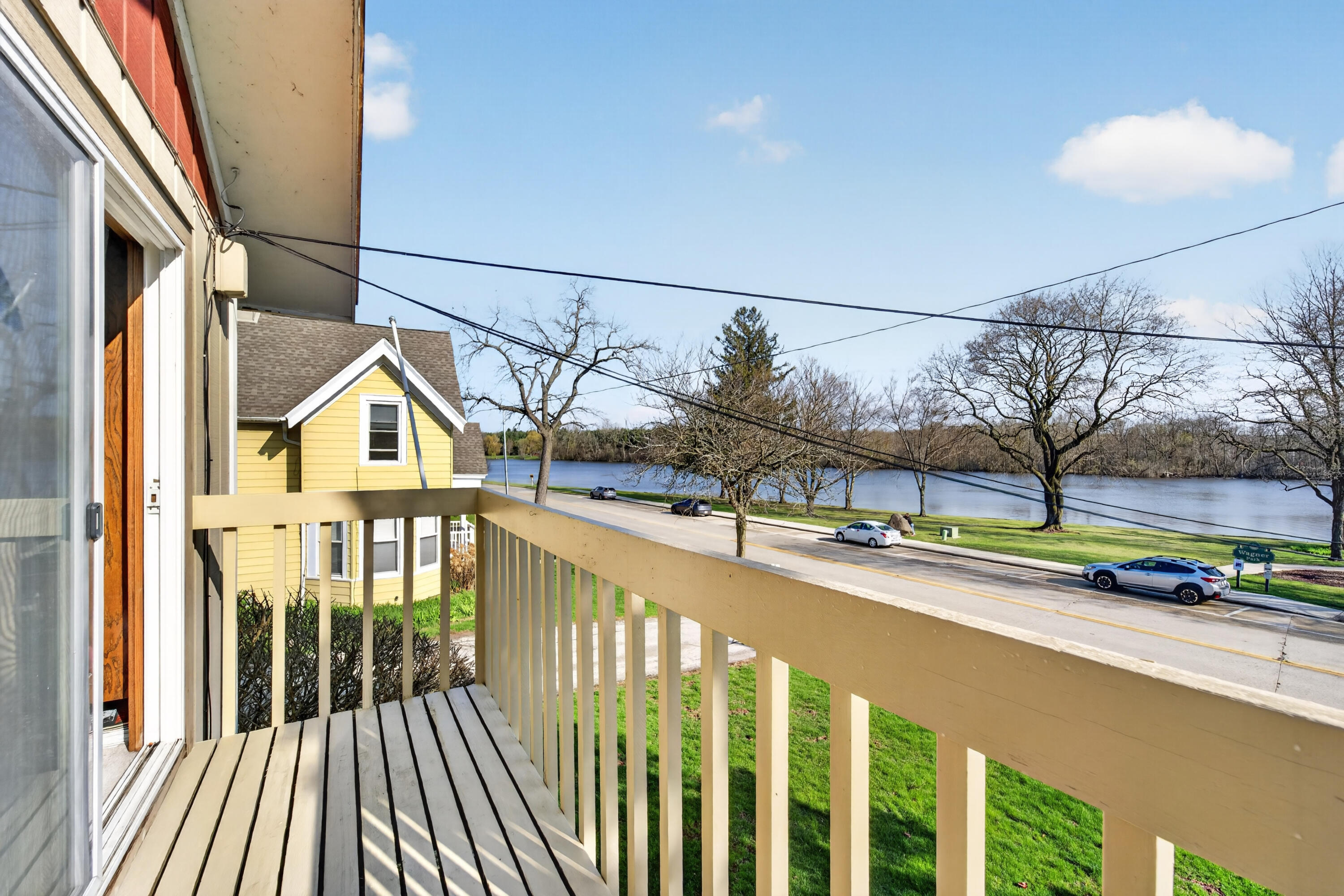 445 West Chestnut Street Burlington, WI 53105 - Photo 13 of 30 Balcony: upper