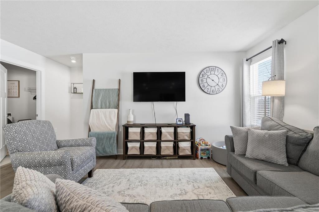 412 Spruce Lane Houston, PA 15342 - Photo 2 of 44 Nice living room!