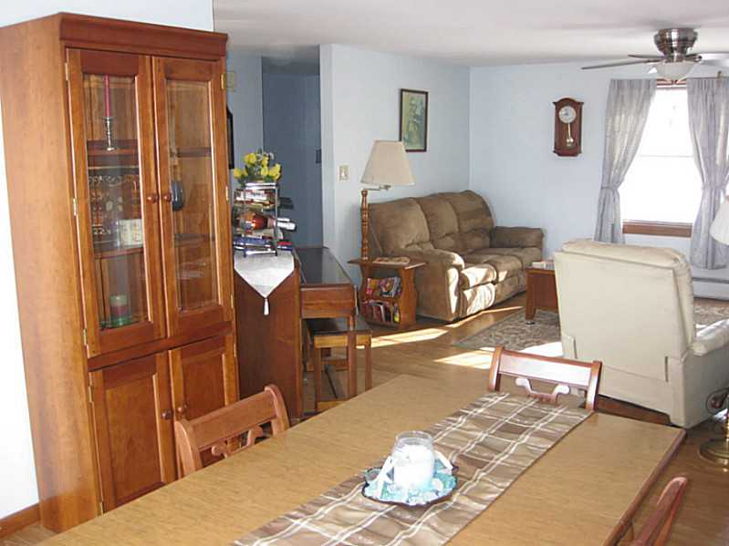 88 Summit Road Portsmouth, RI 02871 - Photo 8 of 22 Living Room.