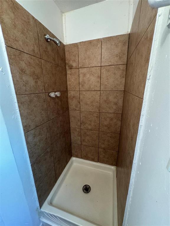2010 Spring Court Azle, TX 76020 - Photo 11 of 19 a bathroom with a tub