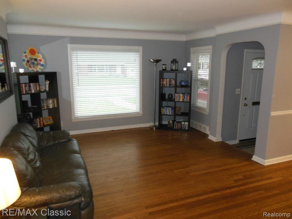 271 Kerby Road Grosse Pointe, MI 48236 - Photo 7 of 36 DSCN2068.jpg