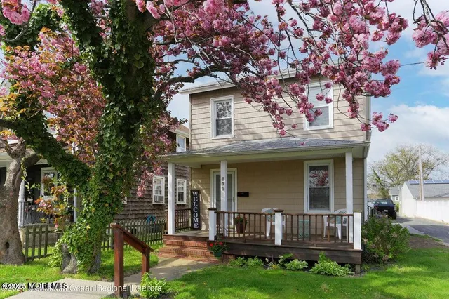 a view of house with a yard