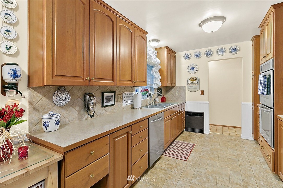 2225 Northeast 16th Street Renton, WA 98056 - Photo 7 of 38
