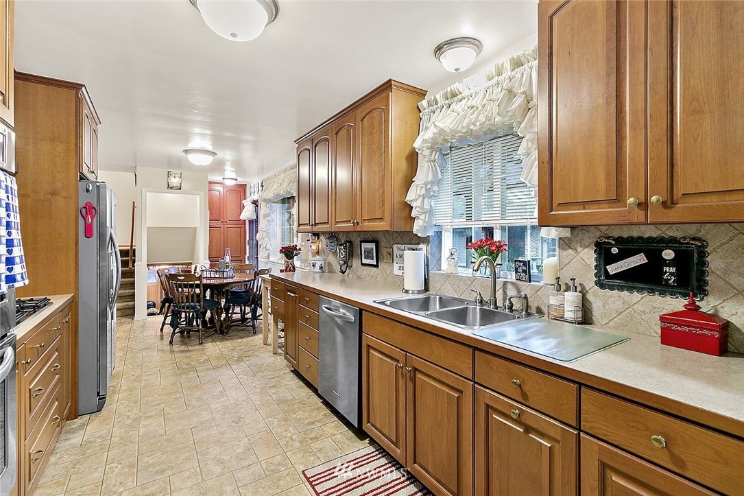 2225 Northeast 16th Street Renton, WA 98056 - Photo 8 of 38