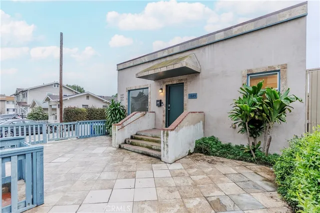 a view of a house with backyard and a tree