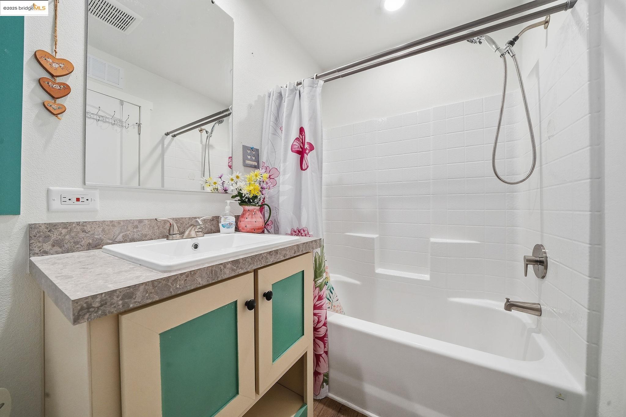 150 Clinton Road Jackson, CA 95642 - Photo 30 of 44 Full bath with shower / bath combination with curtain and vanity