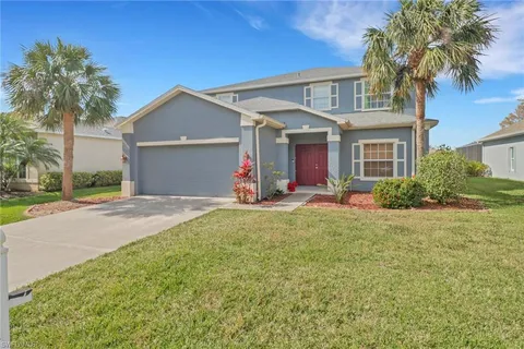 a view of a yard in front of house