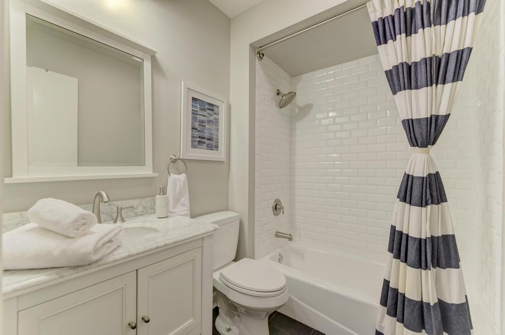 512 North Peoria Street Chicago, IL 60642 - Photo 7 of 32 a bathroom with a sink toilet and shower