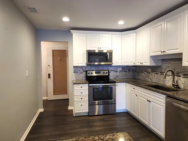 $264,900 | 1-s055 Spring Road, Unit 2D, Oak Brook, IL 60181