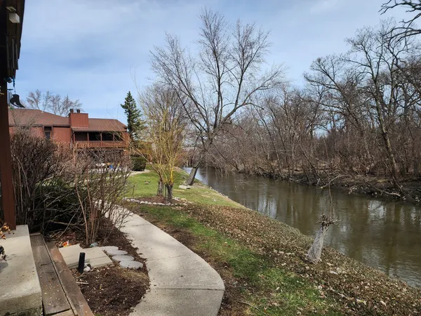$264,900 | 1-s055 Spring Road, Unit 2D, Oak Brook, IL 60181