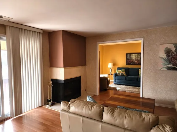 $264,900 | 1-s055 Spring Road, Unit 2D, Oak Brook, IL 60181
