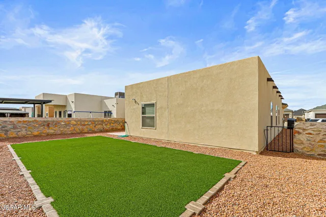 a view of back yard of the house