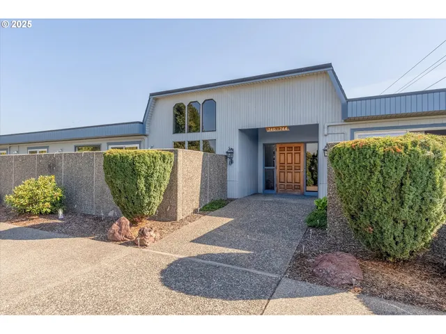 $360,000 | 743 Marine View Drive, Unit 8, Longview, WA 98632