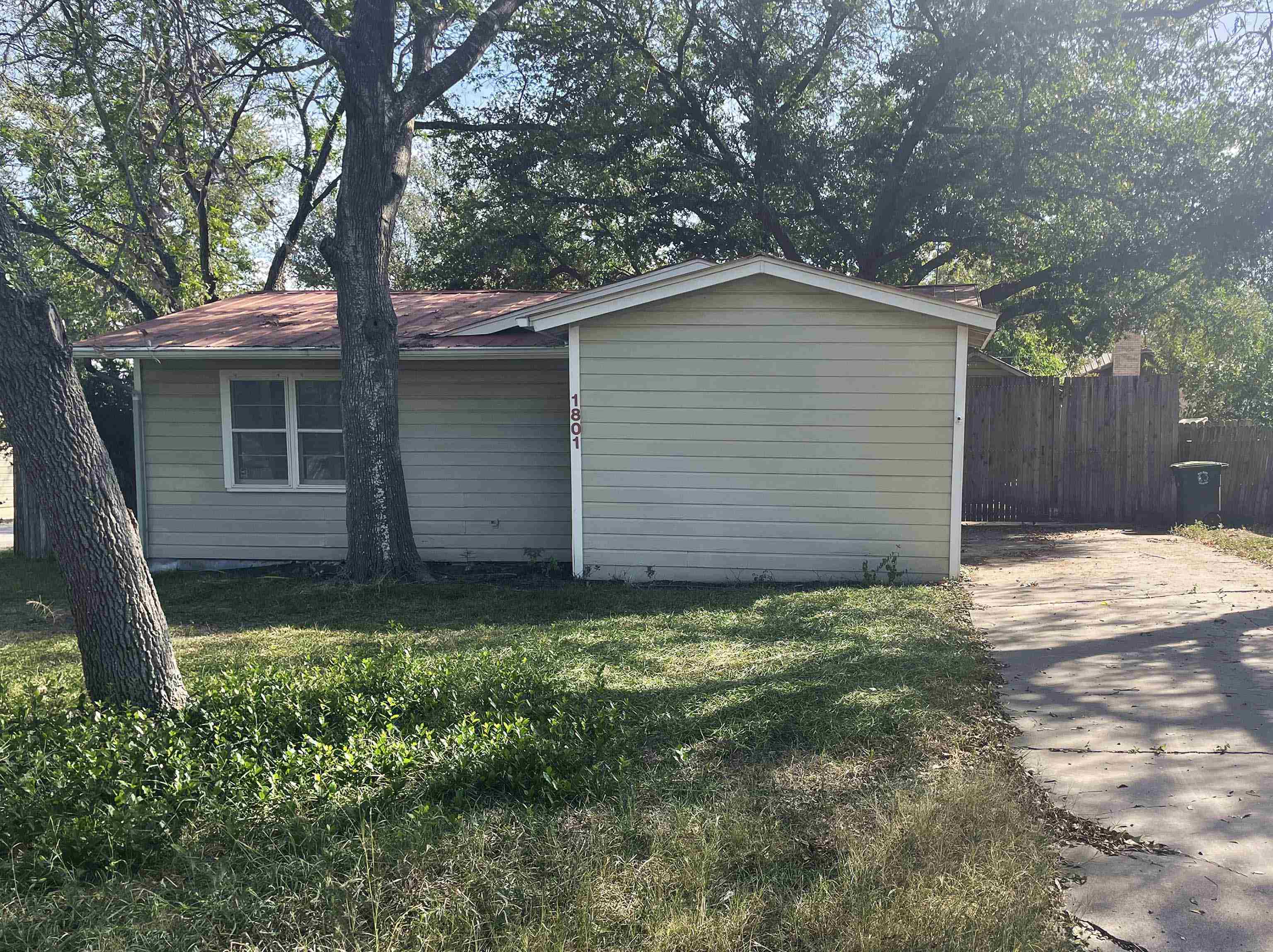 1801 West Commerce Street San Saba, TX 76877 - Photo 2 of 29 a backyard of a house