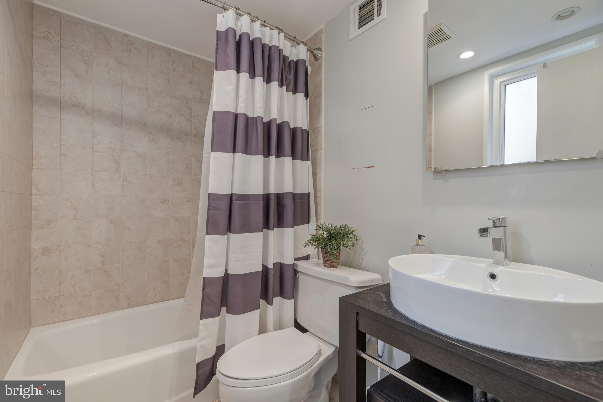 1810 Kalorama Road Northwest, Unit B1 Washington, DC 20009 - Photo 12 of 14 Bathroom #2