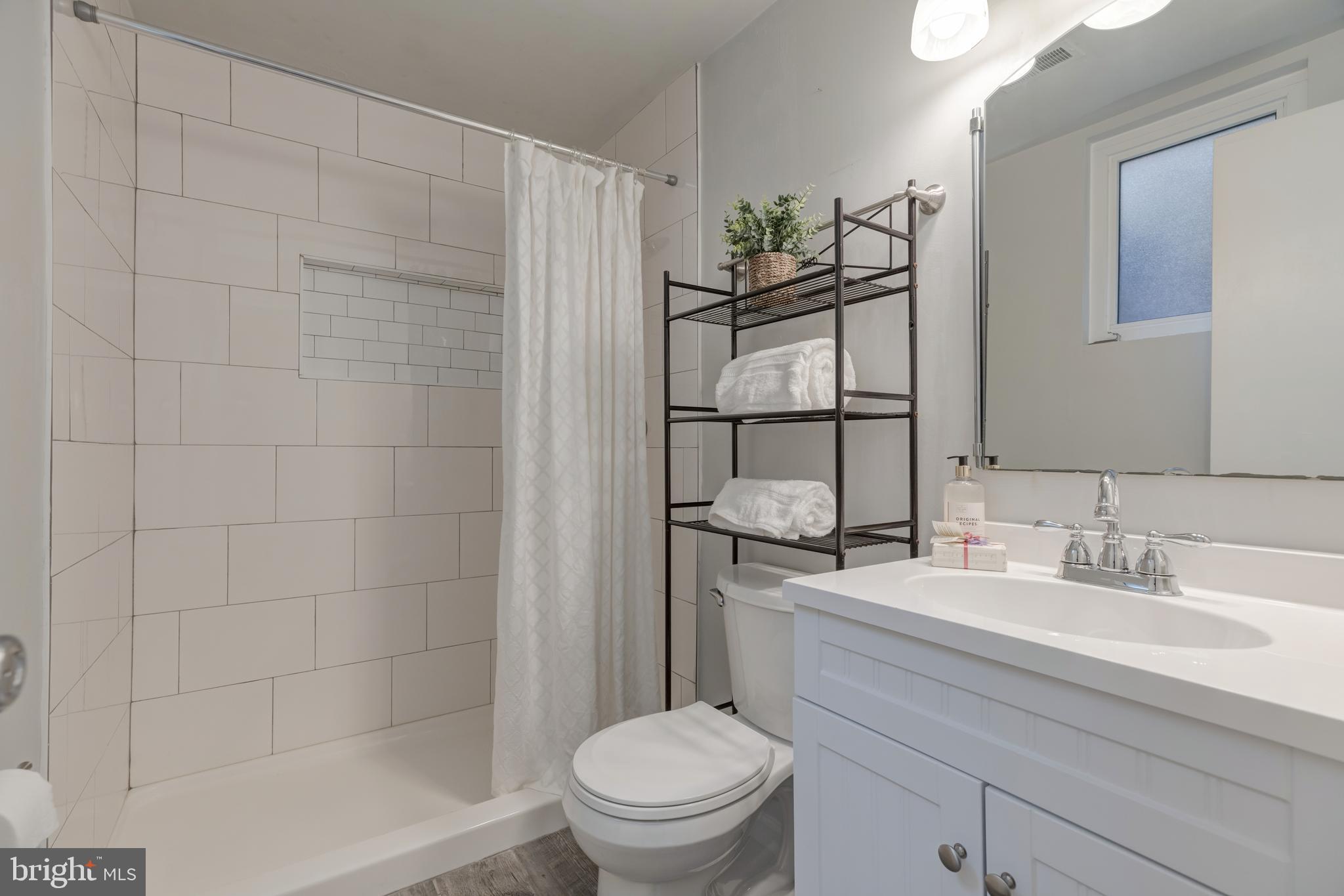 1810 Kalorama Road Northwest, Unit B1 Washington, DC 20009 - Photo 9 of 14 Bathroom #1