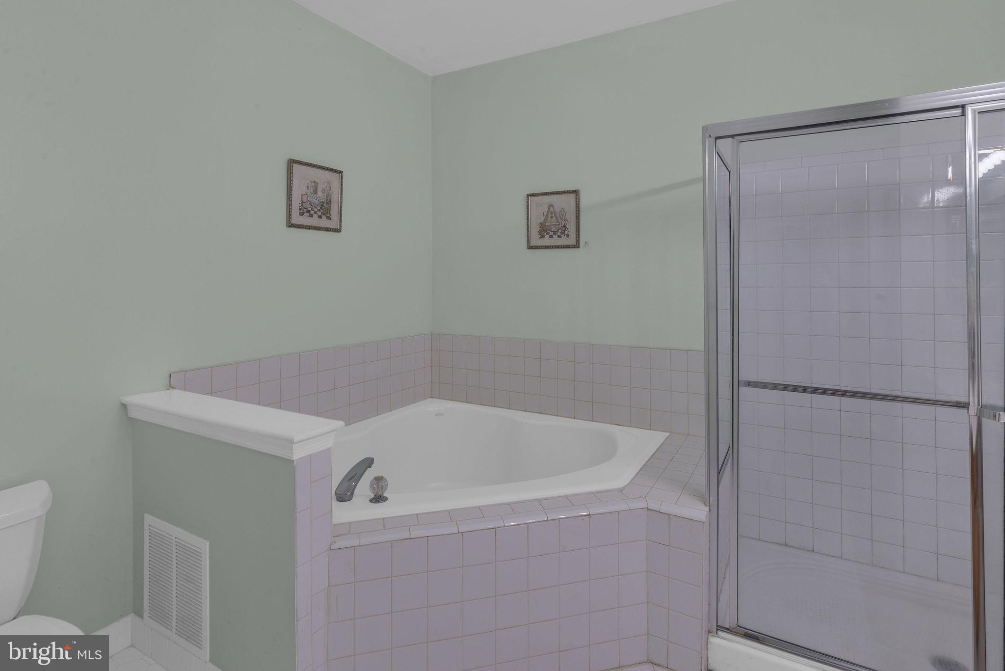 16 Cardiff Court Princeton Junction, NJ 08550 - Photo 30 of 60 a bathroom with a bathtub and a toilet