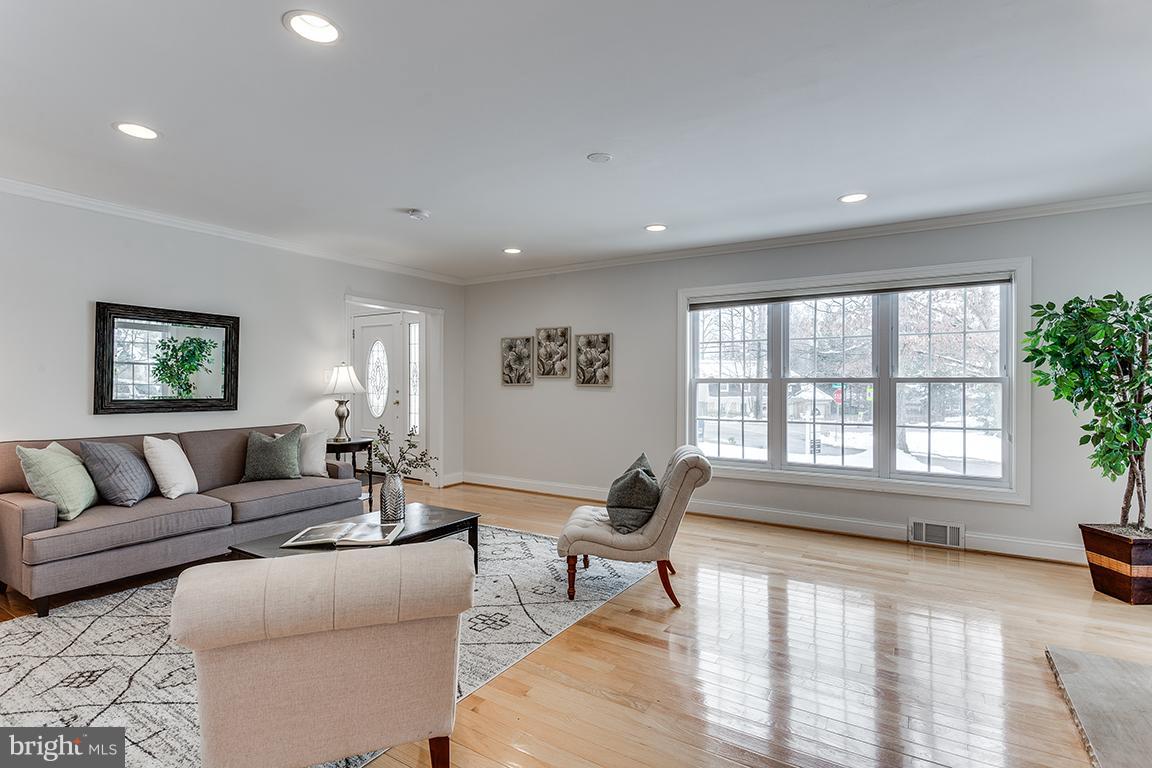 6515 Marywood Road Bethesda, MD 20817 - Photo 5 of 35