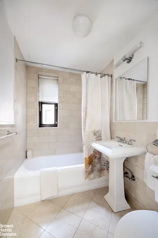 $1,490,000 | 245 East 72nd Street, Unit 11A | Lenox Hill