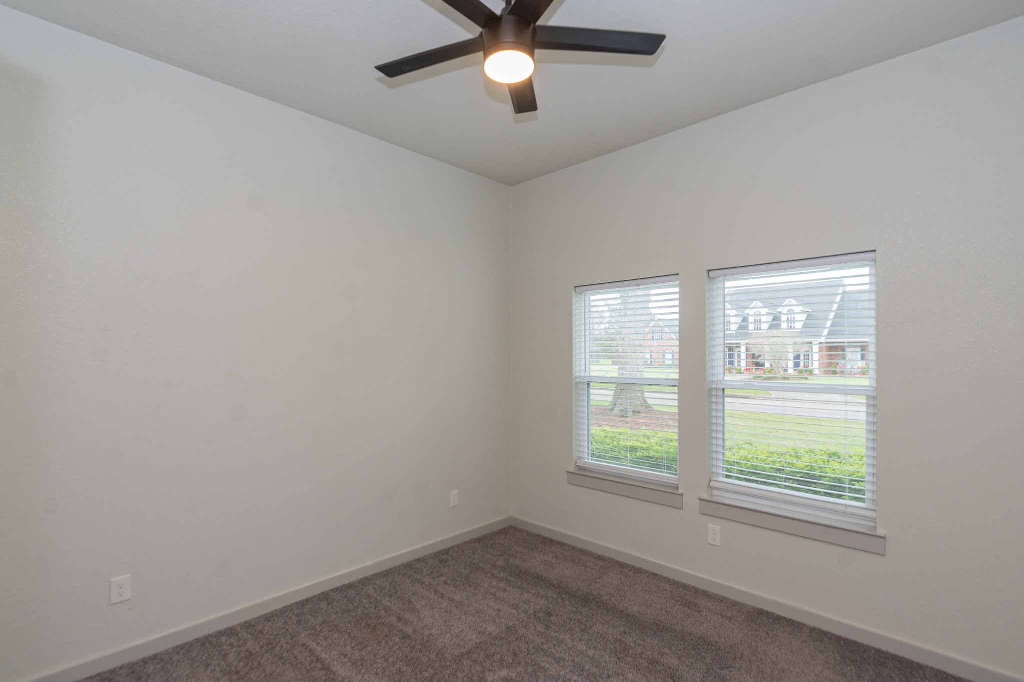 2190 Riverside Drive West Columbia, TX 77486 - Photo 26 of 39 an empty room with a window and a ceiling fan