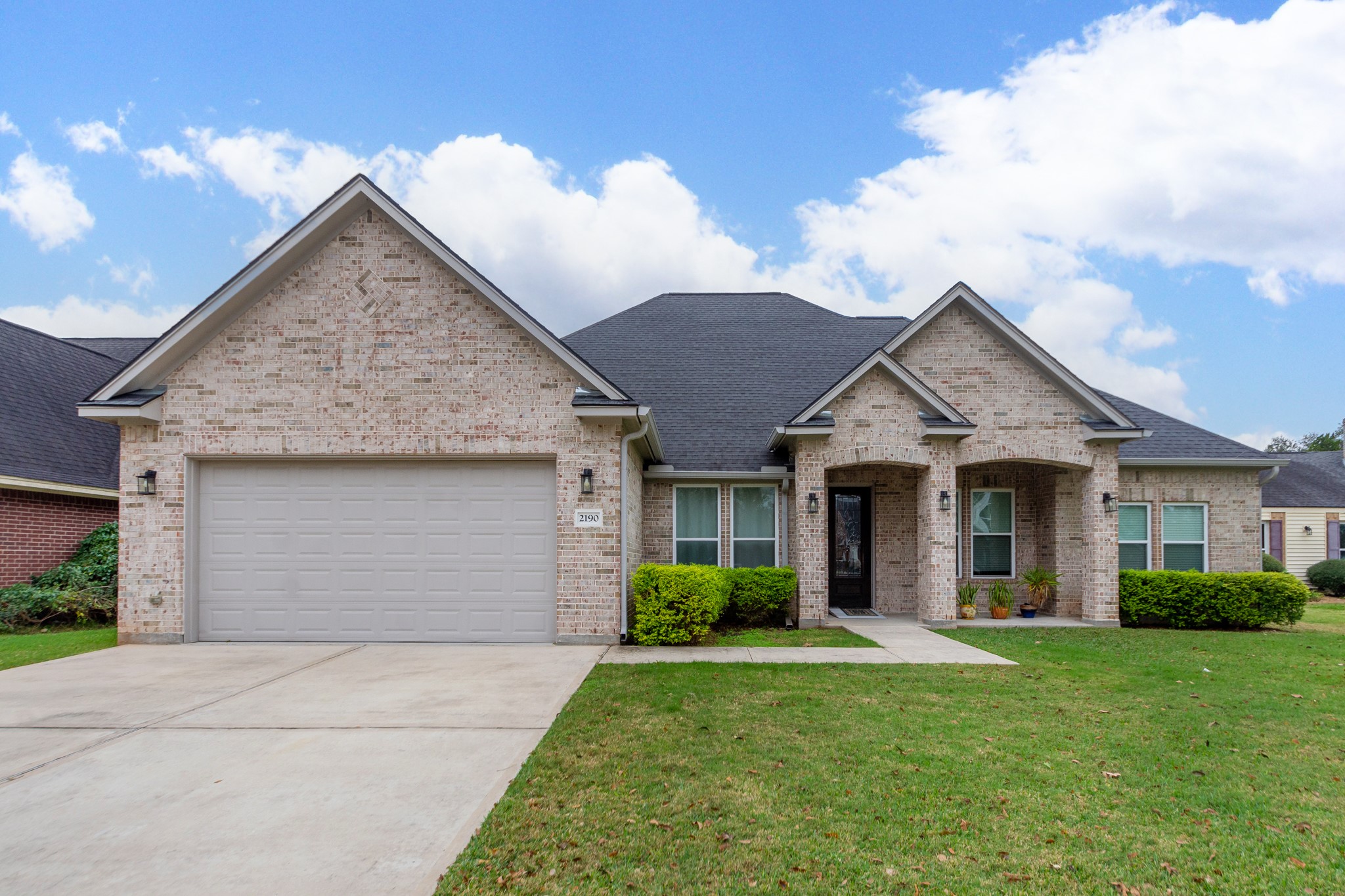 2190 Riverside Drive West Columbia, TX 77486 - Photo 4 of 39 a view of a yard in front of house