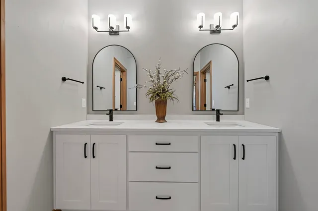 $679,900 | 1629 North Honeysuckle Drive, De Pere, WI 54115