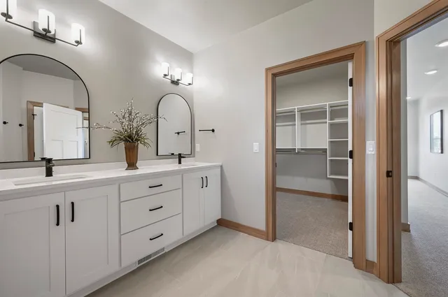 $679,900 | 1629 North Honeysuckle Drive, De Pere, WI 54115