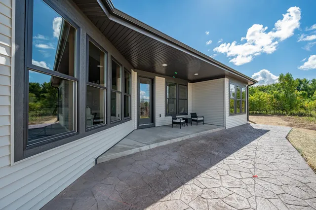 $679,900 | 1629 North Honeysuckle Drive, De Pere, WI 54115