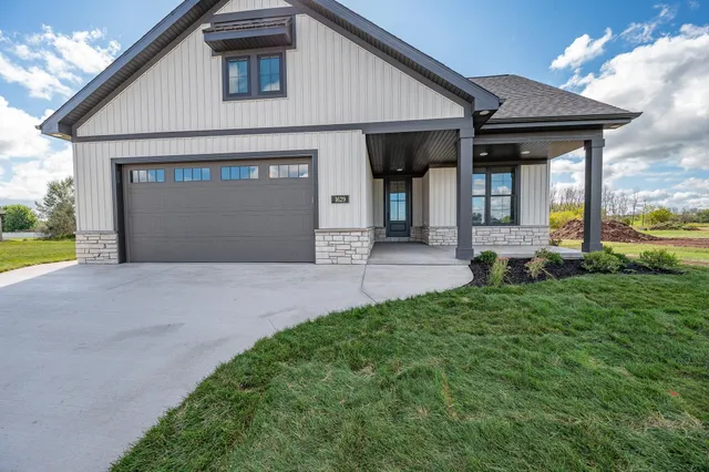 $679,900 | 1629 North Honeysuckle Drive, De Pere, WI 54115