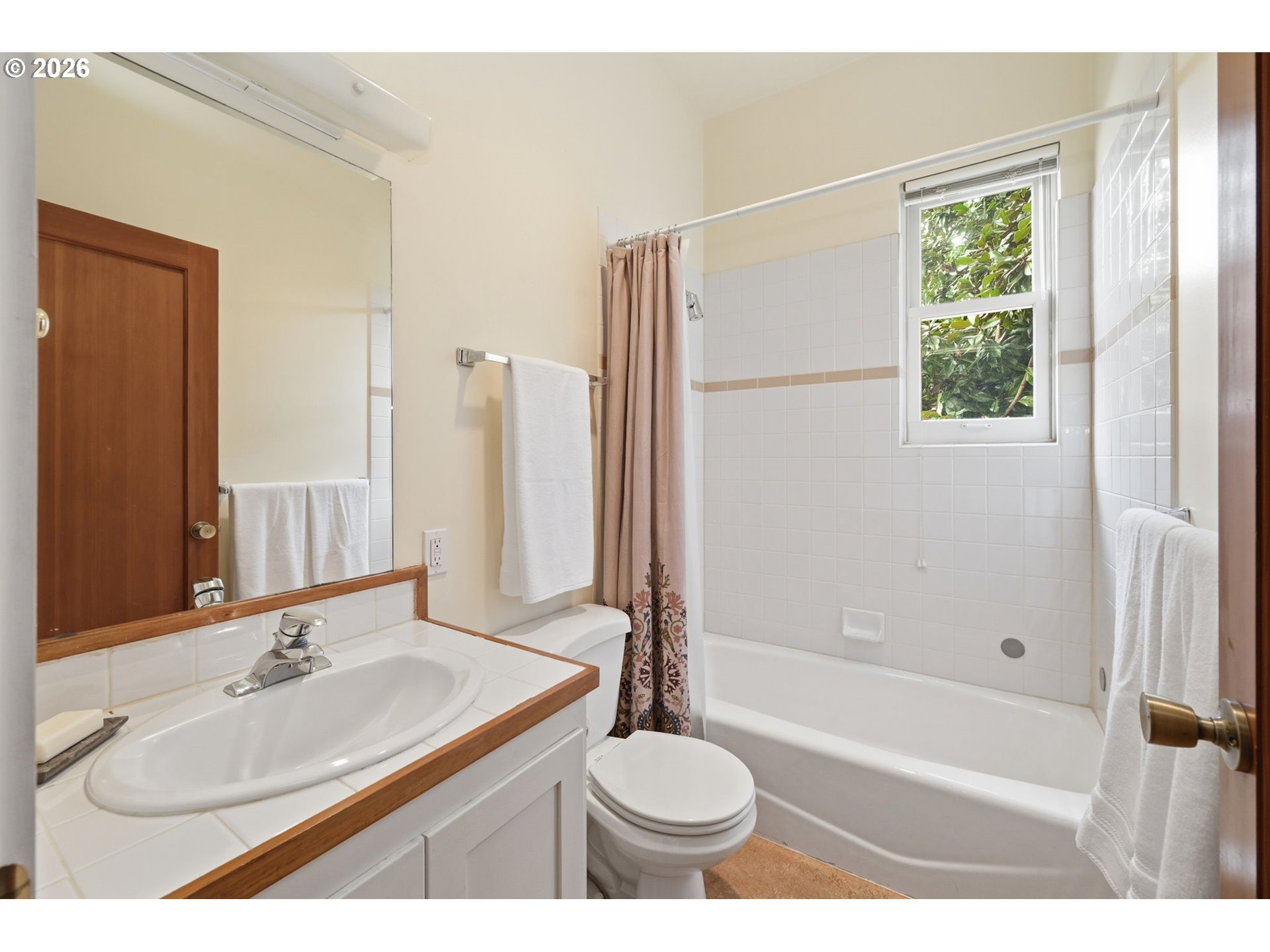 953 C Street Springfield, OR 97477 - Photo 20 of 40 Bathroom